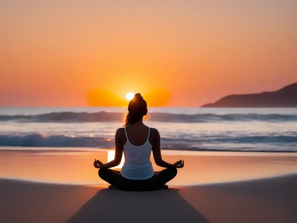 Persona meditando en playa al atardecer