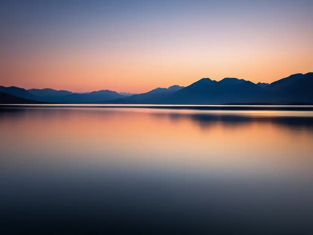 Paisaje sereno al atardecer, reflejo dorado en lago tranquilo rodeado de montañas - Cómo superar la ansiedad globalmente