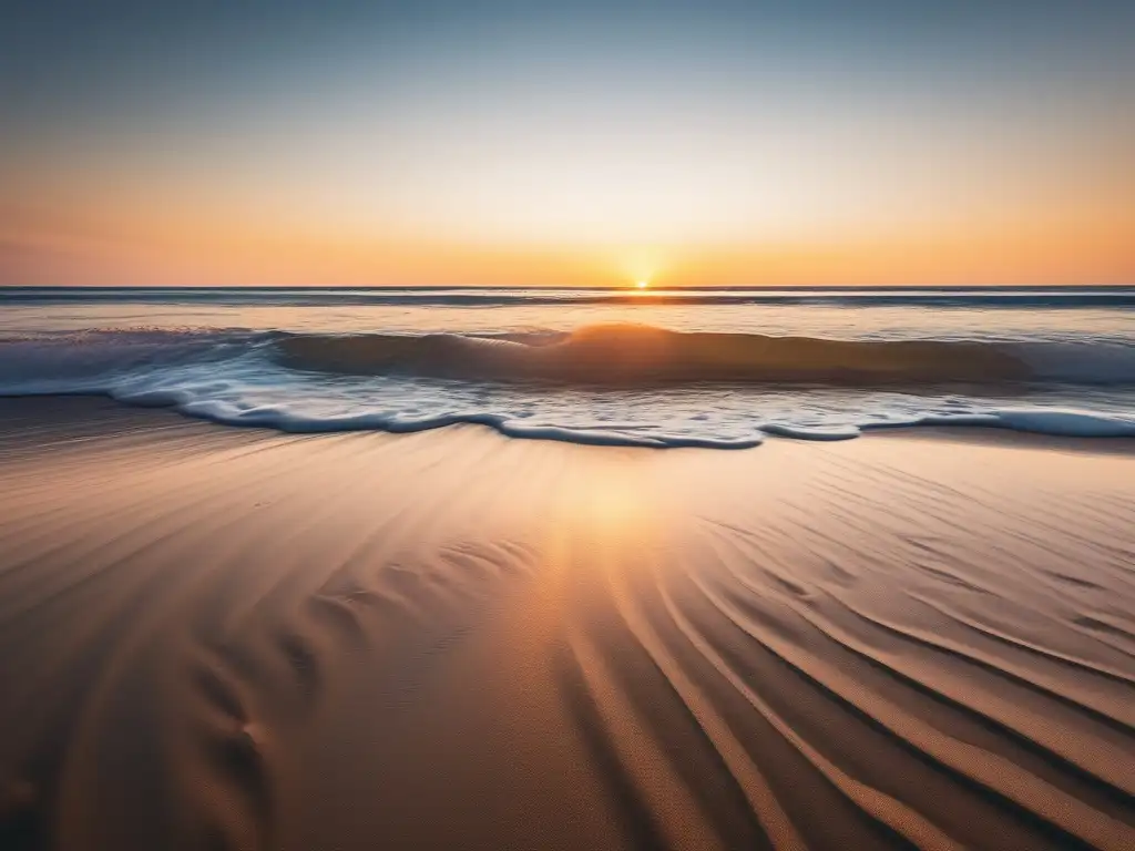 Playa tranquila al amanecer, reflejos dorados en las olas, sin presencia humana